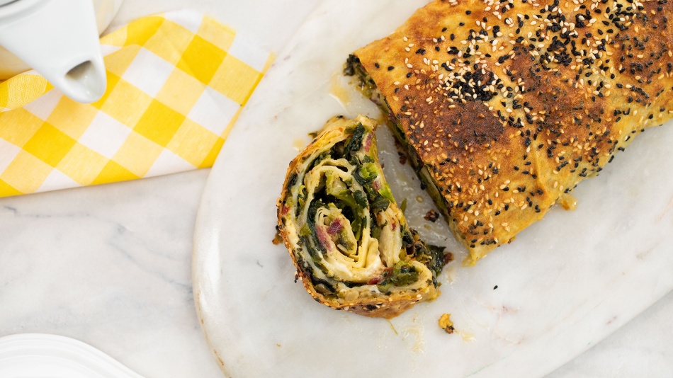 Pastırmalı Ispanaklı Rulo Börek